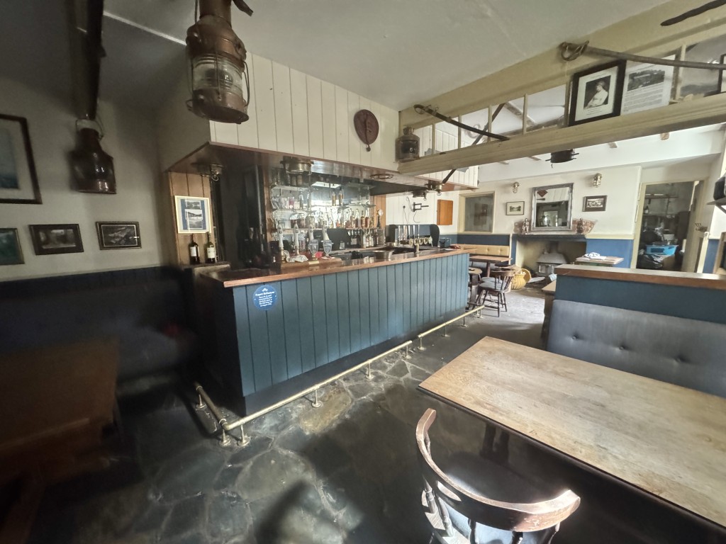 Lot: 10 - FREEHOLD PUBLIC HOUSE OVERLOOKING THE FOWEY ESTUARY WITH NINE EN-SUITE LETTING ROOMS - Bar